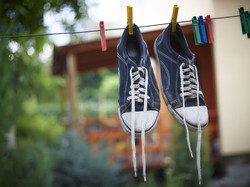 Ogah Kaki Bau dan Jamuran? Ini Cara Cepat Bersihkan Sepatu Usai Kehujanan