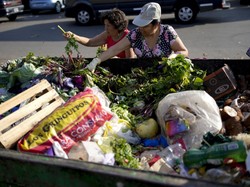 Krisis Argentina Makin Parah, Warga Terpaksa Makan Sampah