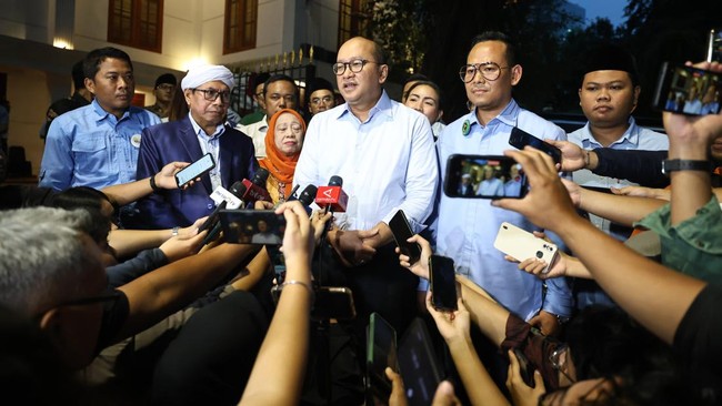 Ketua TKN Prabowo-Gibran, Rosan Roeslani menargetkan suara hingga 65 persen di Jawa Timur untuk paslon nomor urut 2 setelah Khofifah resmi bergabung.