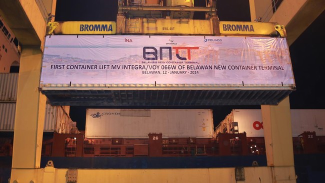 Belawan New Container Terminal (BNCT) resmi beroperasi, Jumat (12/1) dan diharapkan mampu meningkatkan daya saing pelabuhan Indonesia di perairan Selat Malaka.