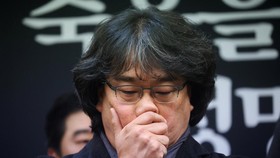 FOTO: Bong Joon-ho Tuntut Polisi Tanggung Jawab Kematian Lee Sun-kyun