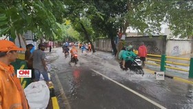 VIDEO: Buang Sampah Sembarangan, Banjir Hantui Jakarta