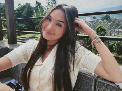7 Potret Caitlin Halderman yang Gantikan Vanesha Prescilla Perankan Milea di Film Ancika 1995