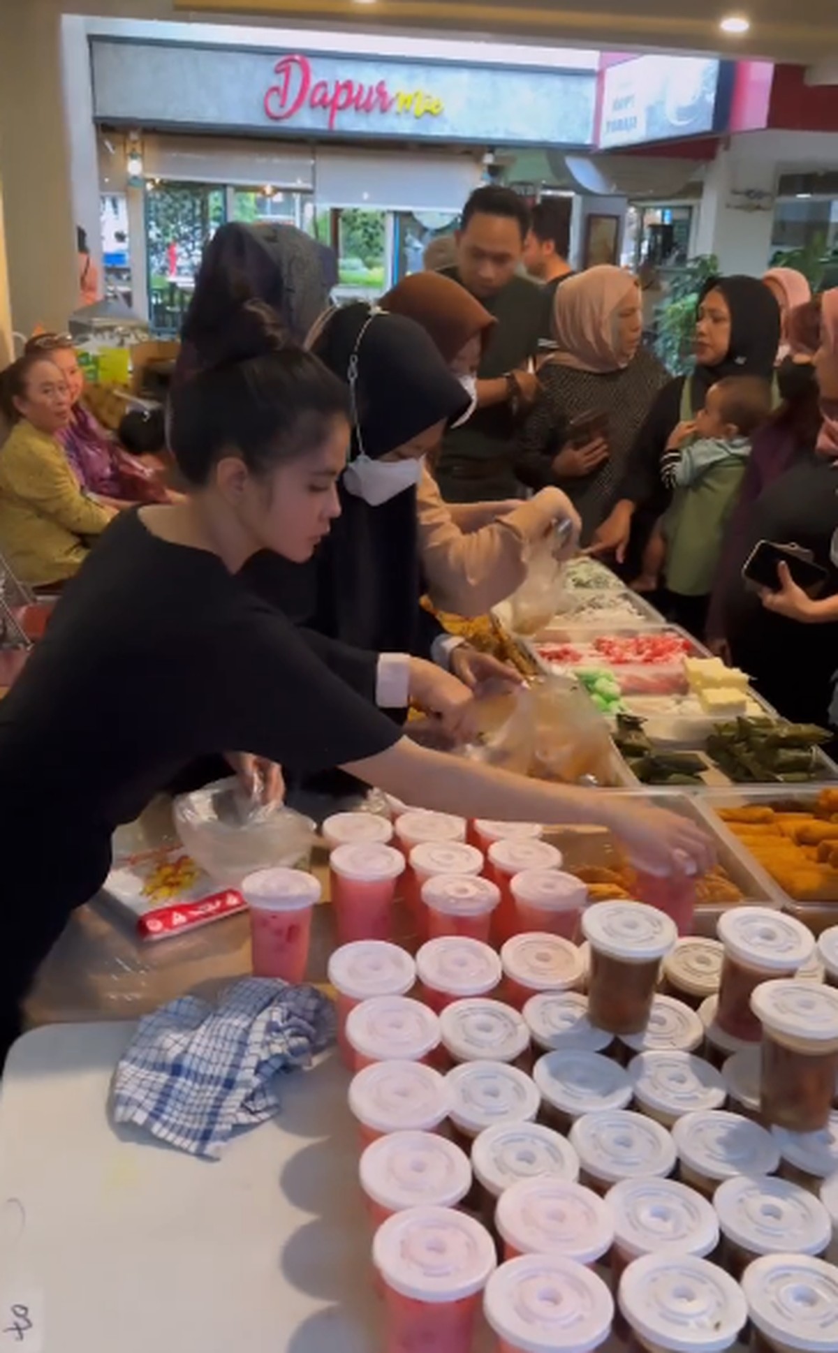 Cantiknya Karina Ranau&comma; Istri Epy Kusnandar yang Jago Jualan Kue