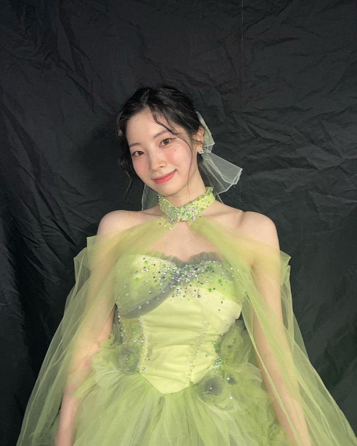 Dahyun terlihat memukau dengan penampilannya yang khas, mengenakan pita hijau tile yang senada dengan warna bajunya. Pita itu melingkari kepalanya dengan begitu anggun, menambah sentuhan manis pada penampilannya./ Foto: instagram.com/dahhyunnee