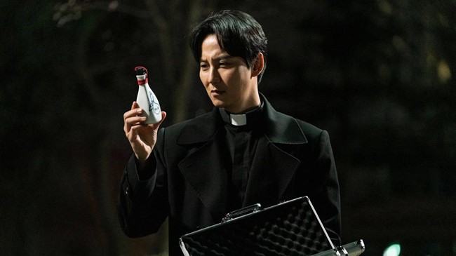 The Fiery Priest 2 yang dibintangi Kim Nam-gil akan tayang paruh kedua 2024 atau sekitar lima tahun dari perilisan musim pertamanya.