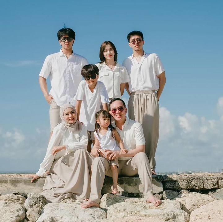 <p>Menikah dengan Nur Ayu Chesty Maharani, aktor dan presenter Fadli Akhmad menjadi ayah dari 5 orang anak. Salah satu di antaranya yakni Azizi Shafaa Asadel atau Zee. (Foto: Instagram @superfadli)<br /><br /><br /></p>