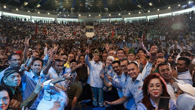 Capres nomor urut 2 Prabowo Subianto mendapat sambutan meriah warga kala kampanye di Riau, Jambi, dan Sumatera Selatan dalam sehari.
