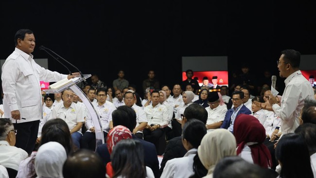 Prabowo Subianto melihat kemakmuran bagi petani harus terus didorong karena selama ini mereka hidup susah yang membuat anak-anak muda enggan menjadi petani.