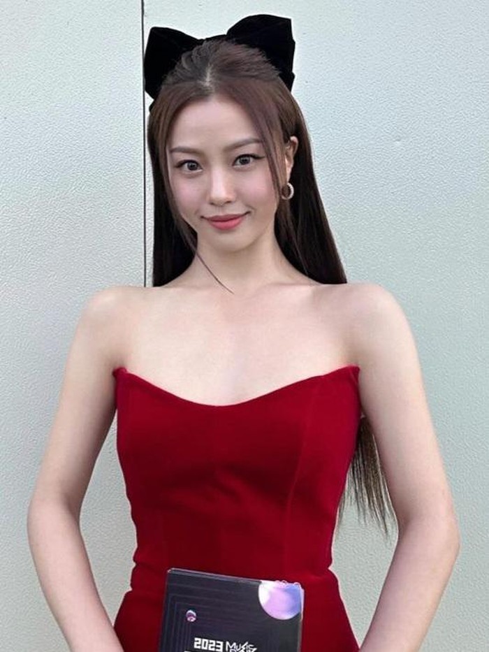 Go Min Si menampilkan penampilan yang memukau dengan memamerkan gaya rambut yang menarik. Rambutnya dibiarkan lurus dengan sebagian diikat setengah, menciptakan tatanan yang modern dan elegan./ Foto: allurekorea.com