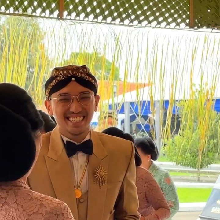 <p>Bhre Cakrahutomo Wira Sudjiwo merupakan putra bungsu dari Kangjeng Gusti Pangeran Adipati Arya Mangkunegara IX dan Gusti Kangjeng Putri Mangkunegara IX. Ia diangkat menjadi Kanjeng Gusti Pangeran Adipati Arya (KGPAA) Mangkunegara X atau Raja pada Maret 2022 lalu. (Foto: Instagram @purapakualaman/ @humasjogja)</p>