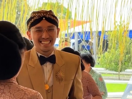 5 Potret Gusti Bhre Raja Mangkunegara X Hadiri Royal Wedding Yogya
