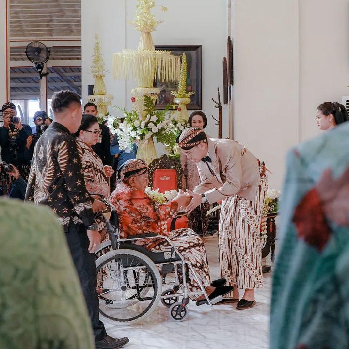<p>Bhre juga datang menjadi tamu penting dalam Upacara Pahargyan, Bunda. Pria kelahiran Surakarta ini terlihat menyapa para tetua yang hadir di royal wedding Yogya. (Foto: Instagram @purapakualaman/ @humasjogja)</p>