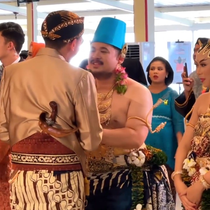 <p>Bhre datang ke royal wedding Yogya mengenakan pakaian tradisional adat Jawa bernuansa cokelat. Pria 26 tahun ini juga tak lupa menggunakan belangkon, yakni penutup kepala laki-laki yang termasuk dalam tradisi busana adat Jawa. (Foto: Instagram @purapakualaman/ @humasjogja)</p>