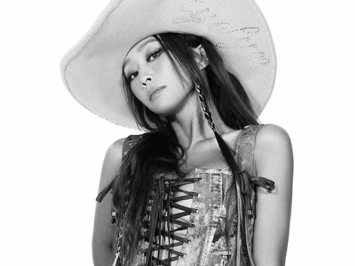 Ia memulai debut sebagai idol bersama SISTAR pada tahun 2010 lalu./ foto: instagram.com/xhyolynx