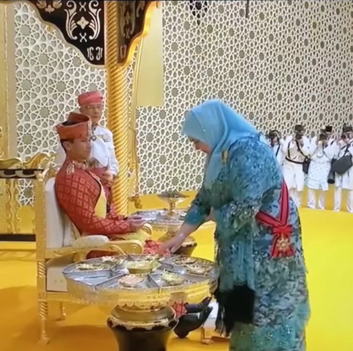 <p>Tiba di Pelaminan, Mariam mengoleskan pasta bedak yang disebut Bedak Diraja ke tangan Pangeran Mateen. Ini merupakan upacara adat yang selalu dilakukan di pernikahan anggota Kerajaan Brunei Darussalam. (Foto: Dok. RTB Aneka)</p>