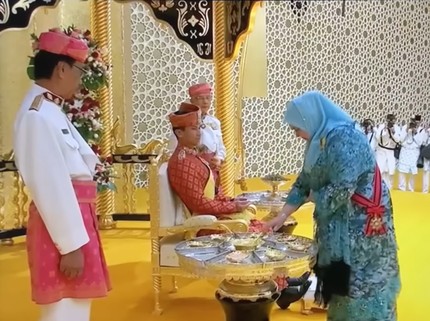 Intip 5 Potret Momen Ibunda Pangeran Mateen Hadiri Pernikahan Putranya