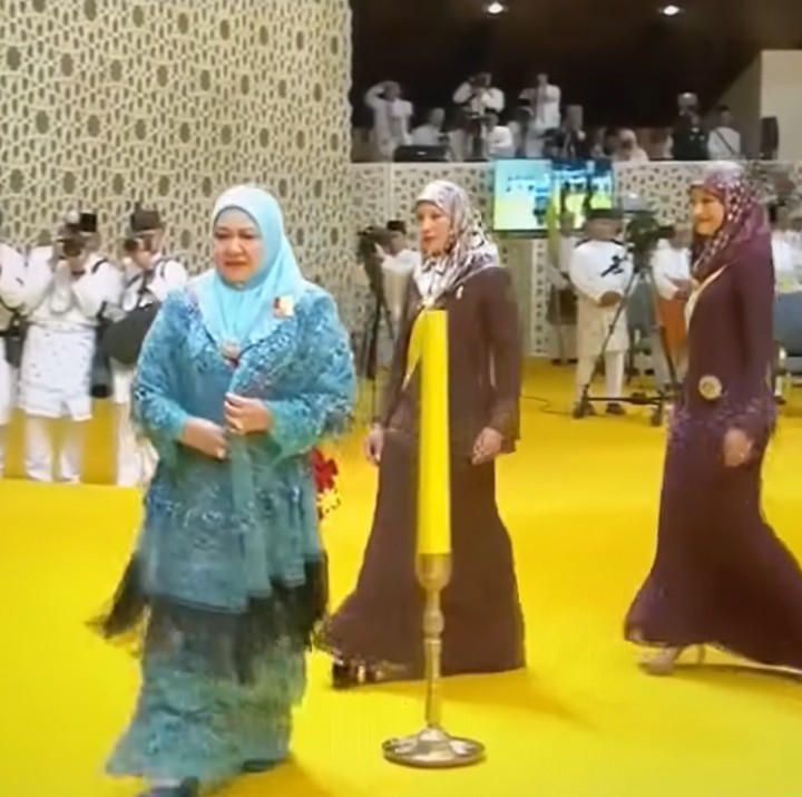 <p>Mariam Abdul Aziz menjadi sorotan saat menghadiri salah satu rangkaian acara pernikahan putranya, Pangeran Abdul Mateen dan Anisha Rosnah binti Adam. Mariam diketahui menghadiri upacara Majlis Istiadat Berbedak Pengantin Diraja yang digelar pada Rabu (10/1/2024). (Foto: Dok. RTB Aneka)</p>