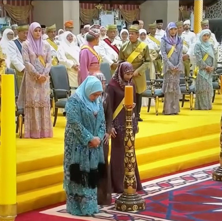 <p>Dengan berbalut busana berwarna biru, Mariam terlihat hadir menghampiri kedua mempelai. Ia pun tak lupa memberikan hormat sebelum naik ke pelaminan untuk bertemu dengan sang putra. (Foto: Dok. RTB Aneka)</p>