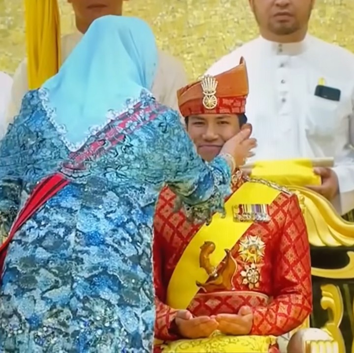 <p>Dalam siaran langsung tersebut, Sang Bunda terlihat mengusap pipi Pangeran Mateen dengan penuh cinta. Bahkan, ia terlihat menitikkan air mata melihat putranya melepas lajang. (Foto: Dok. RTB Aneka)</p>