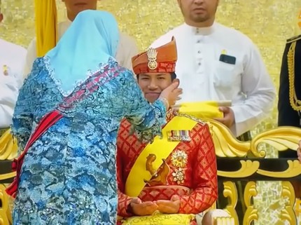5 Potret Hangat Ibunda Pangeran Mateen Hadiri Pernikahan Sang Putra