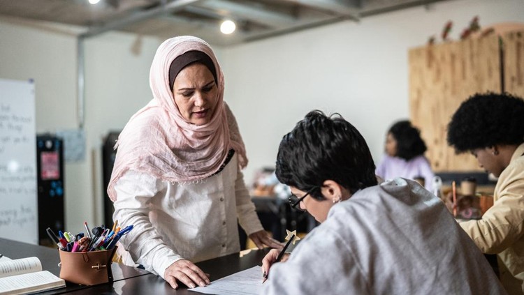 Guru muslim mengajar di kelas&period;