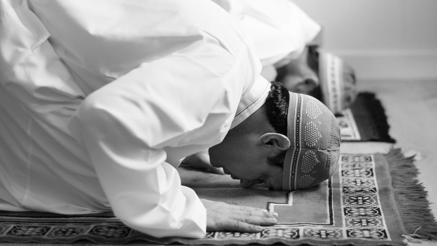 Ilustrasi salat Muslim praying in Sujud posture