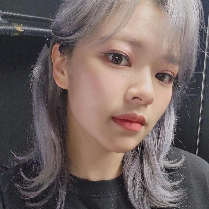 <p>Jeonyeon anggota TWICE juga memiliki gaya rambut pendek yang menawan, Bunda, dengan gaya wolf cut yang populer dan warna rambut abu-abu yang cerah dan menonjol. (Foto: Instagram @jy_piece)</p>