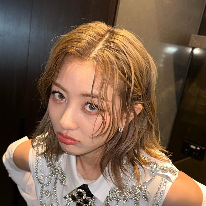 <p>Jihyo anggota girl group TWICE memiliki gaya rambut pendek lob yang agak bertekstur dengan konsep berantakan, ditambah warna cokelat sandy yang tegas. (Foto: Instagram @_zyozyo)</p>