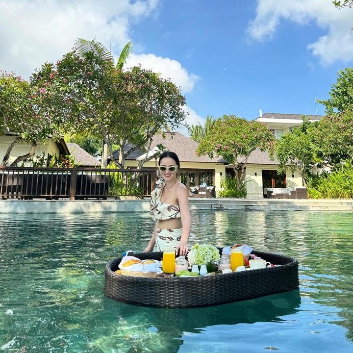 <p>Terhitung, sudah berjalan lima bulan, kini ia terlihat semakin ramping pasca melahirkan. (Foto: Instagram @julstelle)<br /><br /><br /></p>