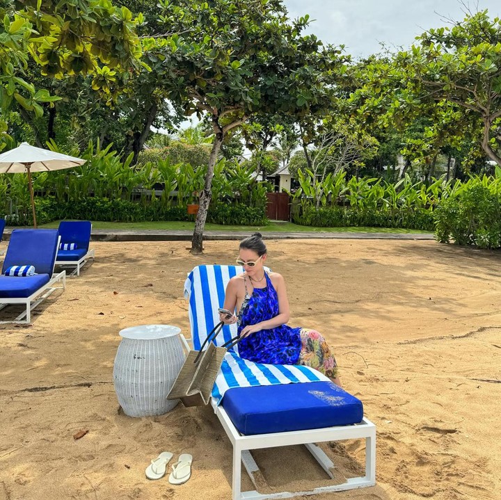 <p>Istri David Tjiptobiantoro ini juga mendapat banyak pujian melalui kolom komentar di Instagram. "<em>Gorgeous</em>," tulis akun @csoema****.(Foto: Instagram @julstelle)<br /><br /><br /></p>