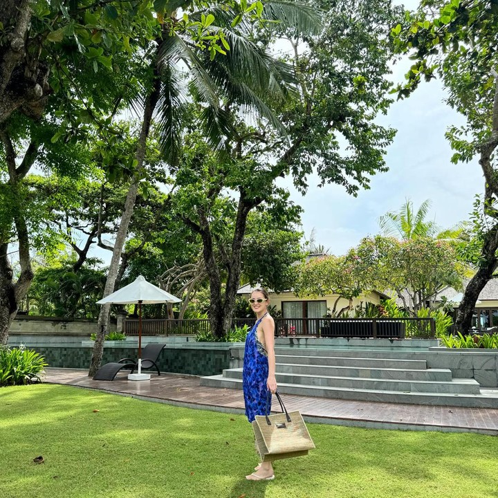 <p>Kira-kira, kiat apa yang ia lakukan agar bisa cepat mengembalikan bentuk badan, ya? Bunda juga penasaran? (Foto: Instagram @julstelle)</p>