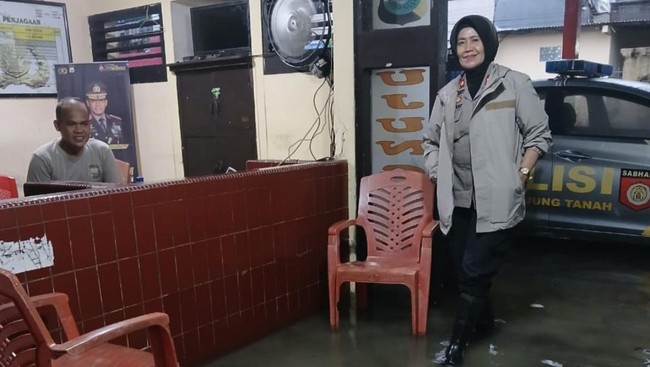 Kantor polisi sektor (Polsek) Ujung Tanah, Makassar, Sulawesi Selatan, tergenang air akibat hujan deras yang mengguyur sejak pagi tadi hingga malam.