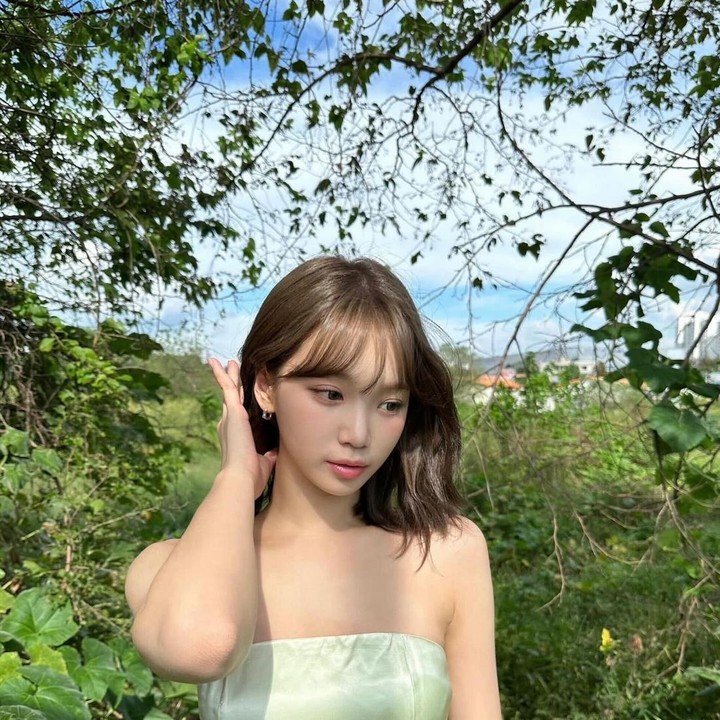 <p>Kim Chaewon, salah satu anggota girl group LE SSERAFIM, memajang rambut <em>long bob</em> atau <em>lob</em> dengan sentuhan poni yang tidak terlalu tebal. (Foto: Instagram @_chaechae_1)</p>