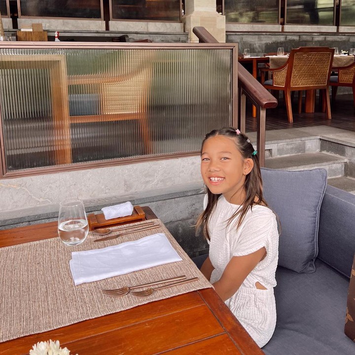 <p>Kiyomi pun juga kerap membantu Bunda Jennifer melakukan pekerjaan di rumah dan mengurus adik-adiknya. Paras cantik Kiyomi sering mendapat pujian dari <em>followers. "Omg kiyomiiii beautiful girl </em>(Ya Tuhan, Kiyomi gadis yang cantik),<em>" </em>tulis akun ds****. Begitu juga dengan akun @mari**** yang berkomentar, "Kiyomi manis banget." (Foto: dok. Instagram @kiyomisuebachdim)</p>