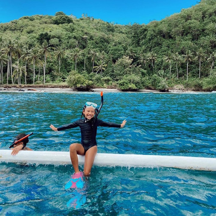 <p>Seperti sang Bunda, Kiyomi juga aktif berkegiatan mulai dari surfing, berenang, dance, dan juga gimnastik. Dalam potret ini, Kiyomi tampak mengeksplor bermain di laut. "Aku sangat suka laut. Tentunya kali ini aku punya waktu terbaik di Nusa Lembongan bersama keluargaku," tulis Kiyomi di akun Instagram pribadinya. (Foto: dok. Instagram @kiyomisuebachdim)</p>