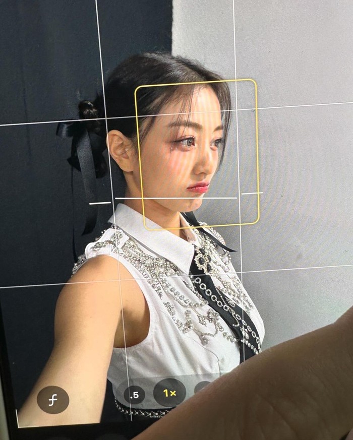 Kombinasi antara pita hitam dan sanggul di kedua sisi ini menciptakan aura yang klasik namun tetap modern, menunjukkan keanggunan dan kecantikan Jihyo dengan cara yang unik dan penuh gaya./ Foto: instagram.com/_zyozyo