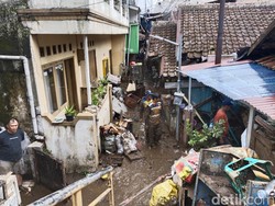 Kondisi Terkini Banjir Luapan Sungai Cikapundung yang Menerjang Braga