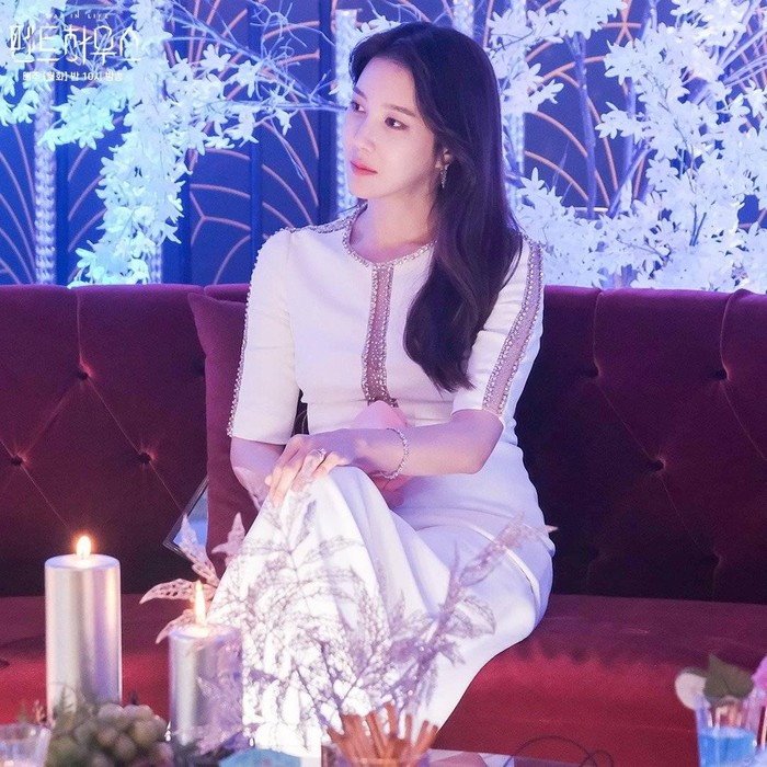 Lee Ji Ah memerankan Shim Su Ryeon yang anggun dan elegan di The Penthouse/Foto: SBS Perbandingan Gaya Hidup Konglomerat di Drakor dan Dunia Nyata