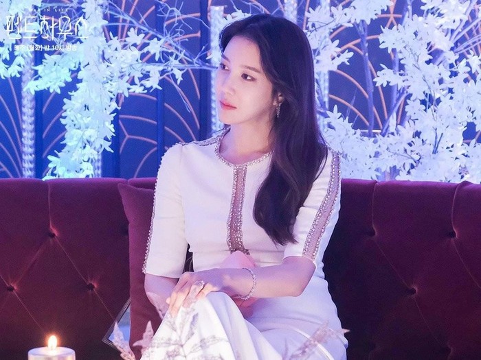 Lee Ji Ah memerankan Shim Su Ryeon yang anggun dan elegan di The Penthouse/Foto: SBS