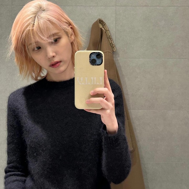 <p>Lee Ji-eun alias IU memiliki rambut pendek bergaya wolf cut bob yang diwarnai strawberry blonde yang tampaknya dipucatkan, Bunda. (Foto: Instagram @dlwlrma)</p>