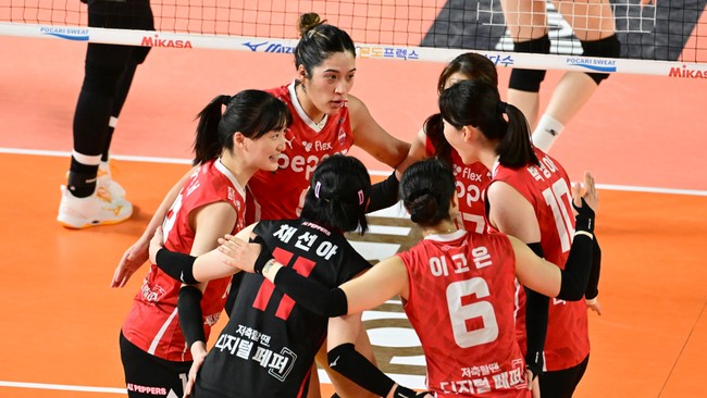 Pelatih Gwangju AI Peppers Joe Trinsey tidak bisa berkata-kata setelah timnya dihajar Red Sparks 3-1 (25-21, 21-25, 25-16, 25-13), Kamis (11/1).