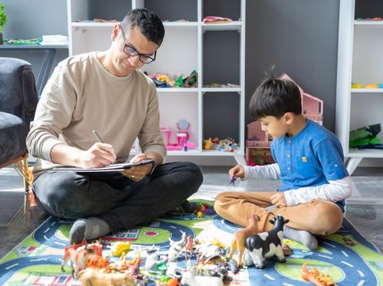 9 Cara Mendidik Anak Autis dengan Gaya Parenting yang Tepat Penuh Kasih Sayang