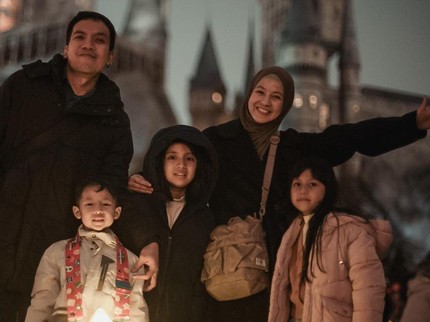 7 Potret Kebersamaan Natasha Rizky dan Desta Liburan Bareng Ketiga Anaknya di Jepang