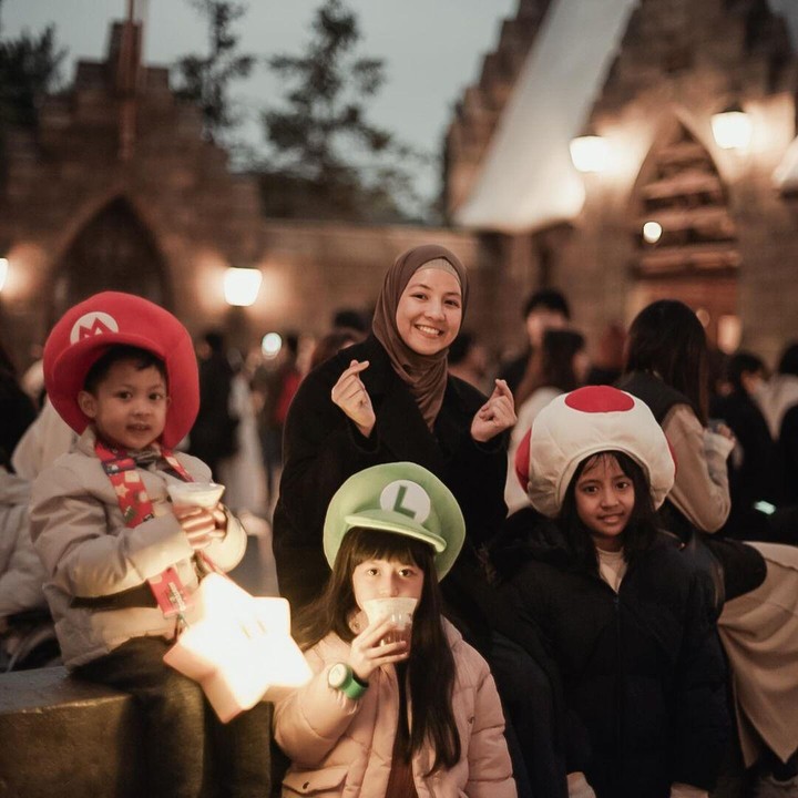 <p>Kita doakan agar Natasha Rizky, Desta, dan ketiga anak-anaknya selalu dalam lindungan Tuhan, sehat, dan bahagia dengan cara mereka sendiri, ya. (Foto: Instagram @natasharizkynew)</p>