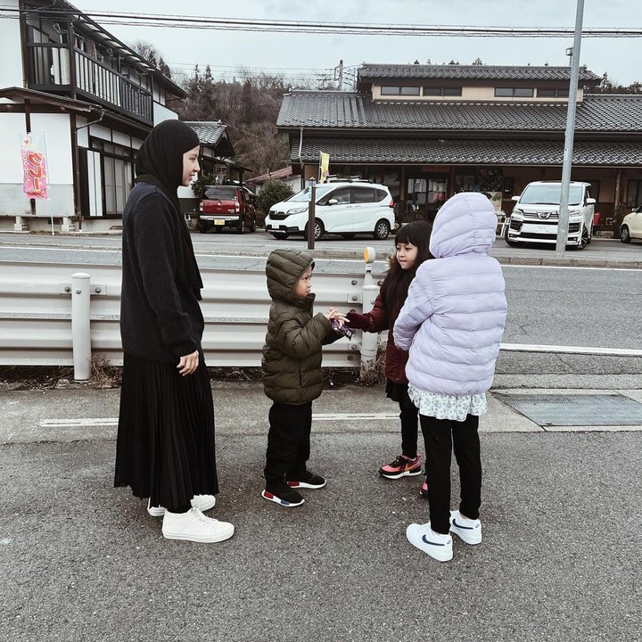 <p>Kelimanya memilih Jepang sebagai destinasi liburan. 'Negeri Sakura' tersebut terlihat masih dalam masa musim dingin, Bunda. (Foto: Instagram @natasharizkynew)<br /><br /><br /></p>