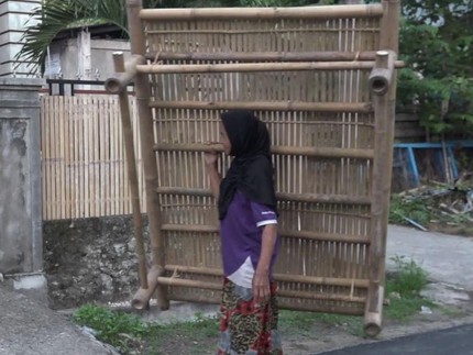 Nenek Sinar Terangi Hidup Keluarga dari Memikul Bale hingga Makan Nasi Garam