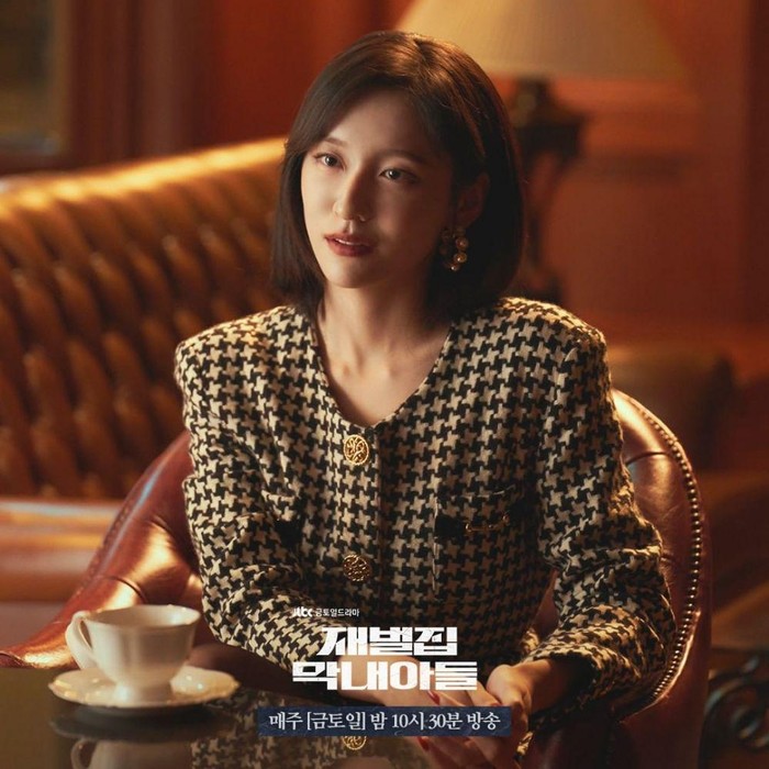 Park Ji Hyun curi perhatian dengan gaya anggun ala old money di Reborn Rich/Foto: JTBC