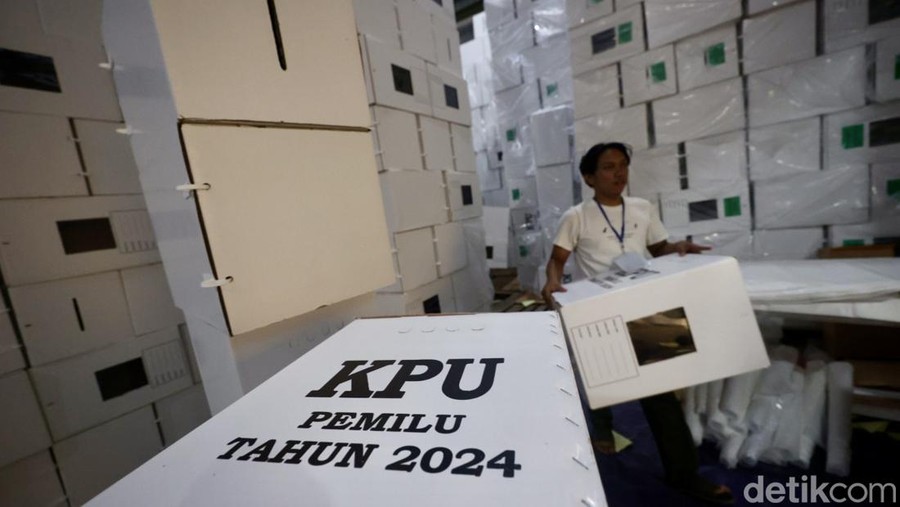 Pemilu Makin Dekat, Intip Kesibukan di Gudang Logistik KPU Kota Tangsel Pekerja melakukan pengisian logistik pemilu kedalam kotak suara di gudang logistik Pemilu 2024 Kota Tangerang Selatan di Serpong, Kota Tangerang Selatan, Banten, Jumat (12/1/2024).