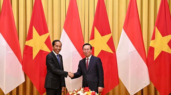 Presiden Indonesia Joko Widodo (Jokowi) ikut berjoget saat mendapat sambutan setibanya dia di Hanoi, Vietnam, pada Jumat (12/1).
